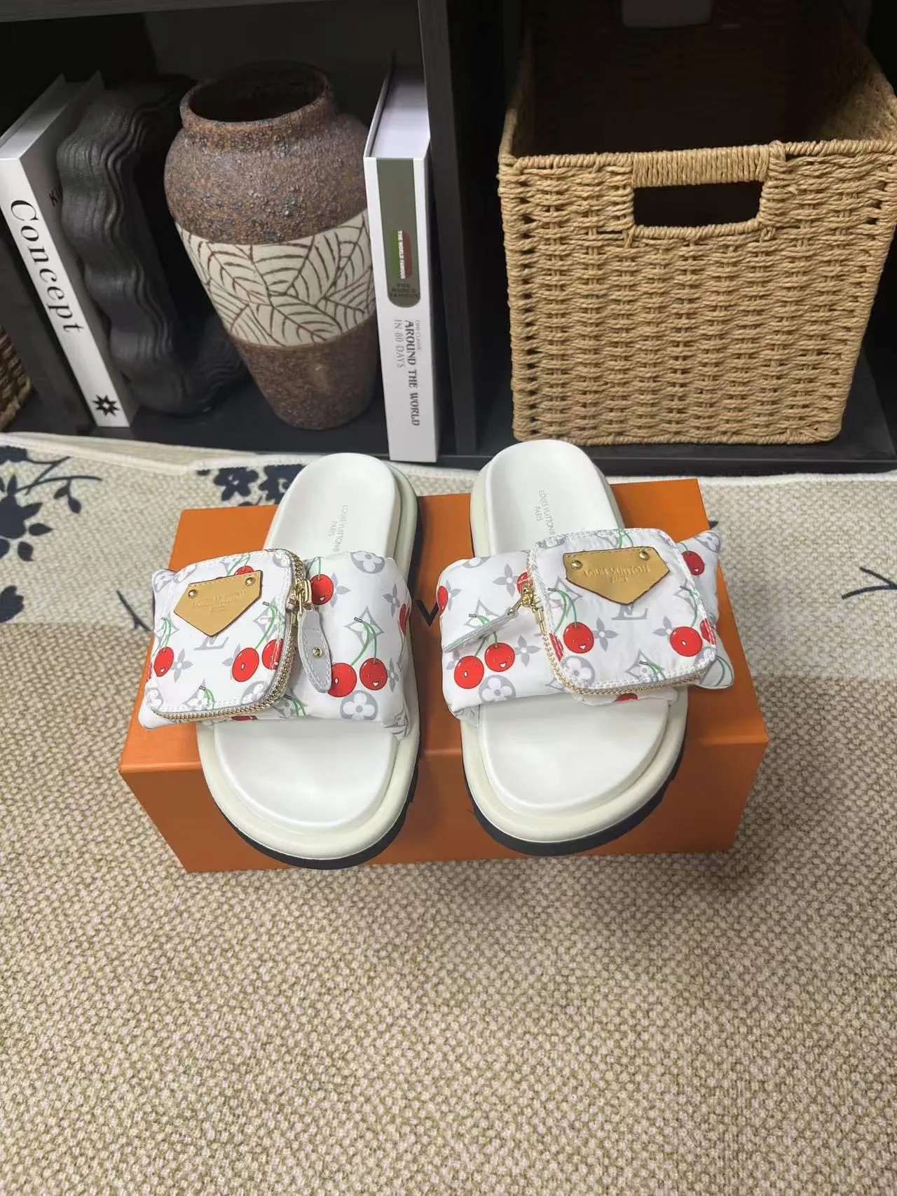 P380 yuan LV Louis Vuitton Full of high-end feel! A popular model among bloggers at home and abroad, it’s retro and fashionable, and looks stunning on your feet! Mainly recommended model on the official website★ ━━━━━ ЅᏇєєt ━━━━━ ▪️Upper: original calfskin ➕5D printing process ▪️Inner: imported mixed sheepskin ▪️Outsole: original molded foam outsole ▪️Size: Female 35-40 Men's 39-44 (women's 41 men's 45)